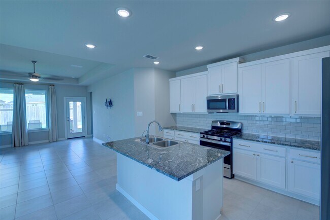 Building Photo - 7215 Clearwater Cv Dr