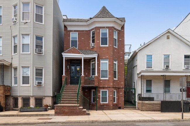 Building Photo - 673 Summit Ave