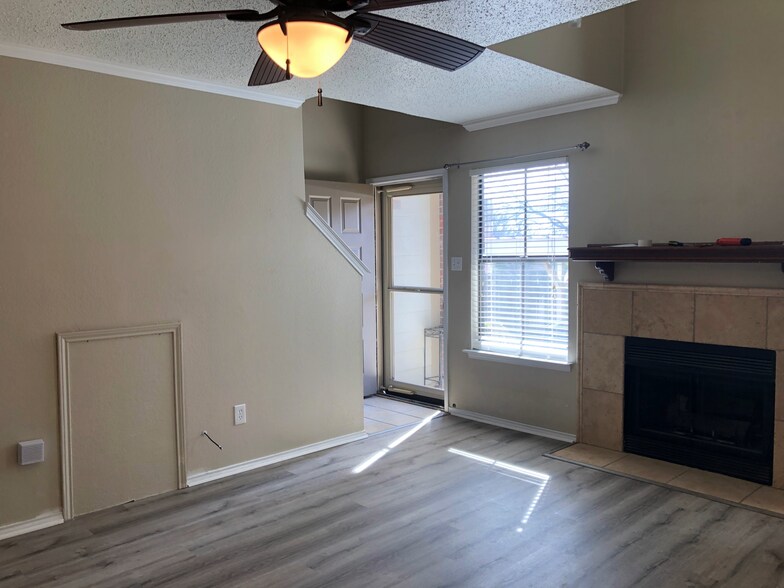 Living - 3201 Donnelly Cir