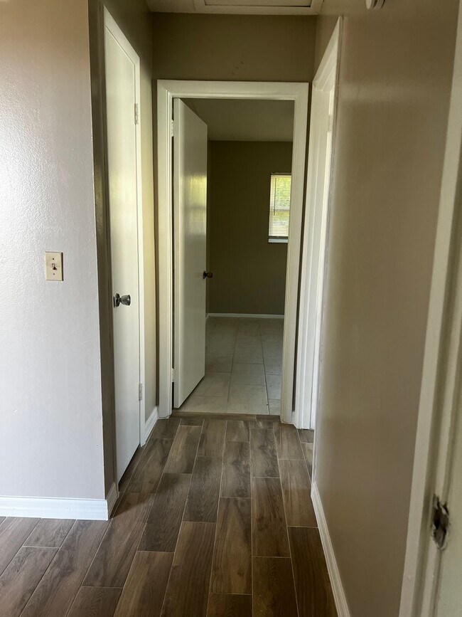 Building Photo - 2BD/1BA/Single carport - Venice