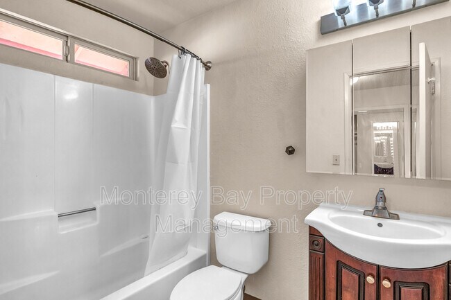Building Photo - 1446 Skyview Dr