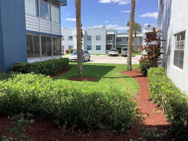 Building Photo - 70 Normandy B