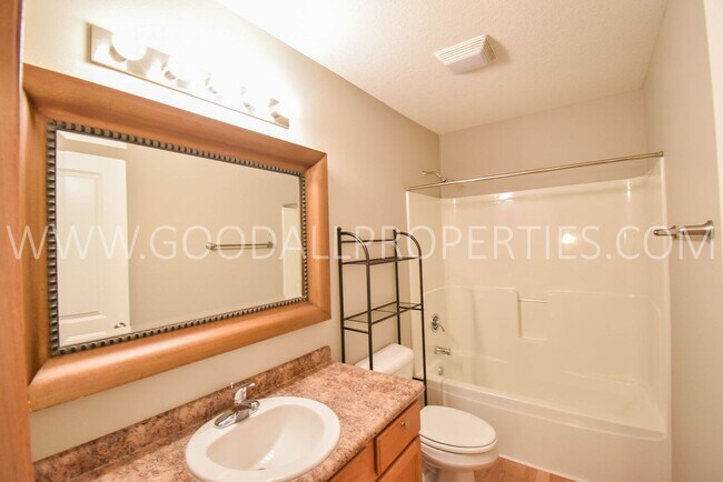 Building Photo - Experience the charm of this 2-bedroom, 2-bathroom townhome in Ankeny with an attached 2 car garage!