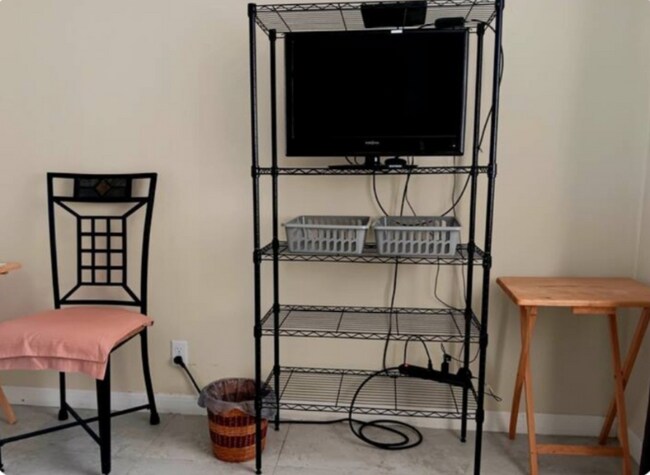 Building Photo - 10 SE Village Green Dr