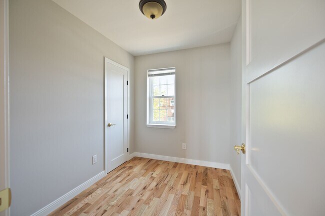 Building Photo - ???Completely Renovated 3 Bedroom 1.5 Bath...