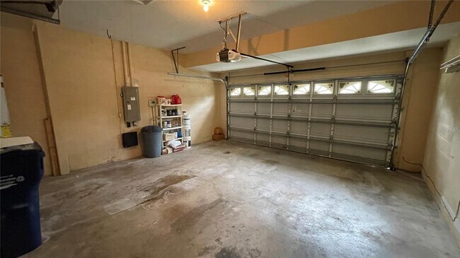 Building Photo - 6214 White Clover Cir