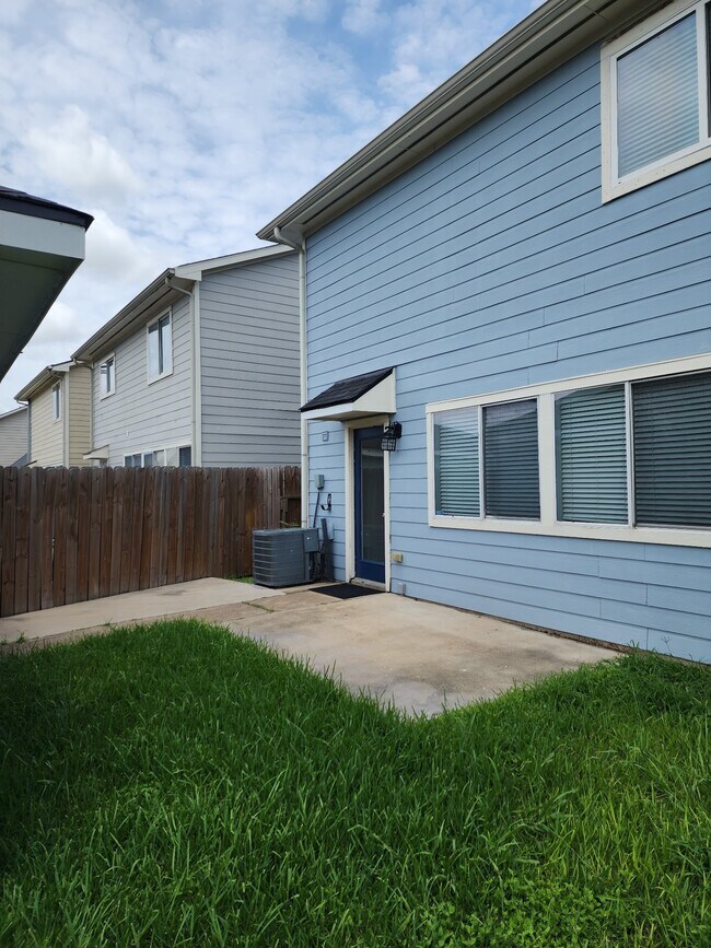 Building Photo - 11929 Sanspereil Dr