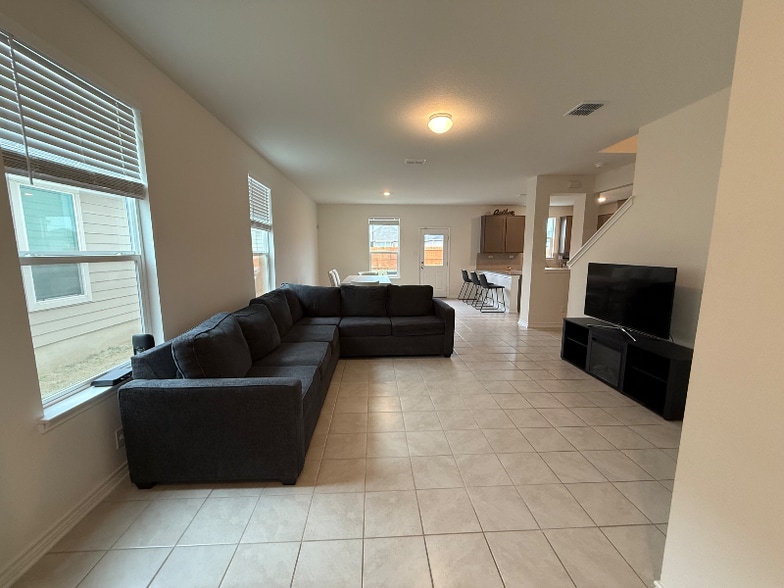 Building Photo - 409 Dakota Crk