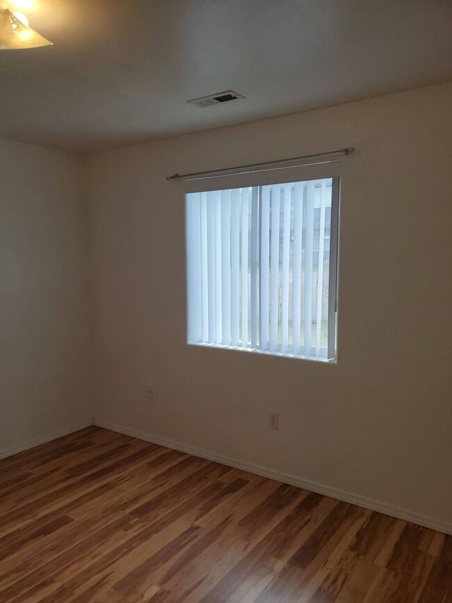 Building Photo - April Rent FREE - Double Car Garage & Fenced Yard