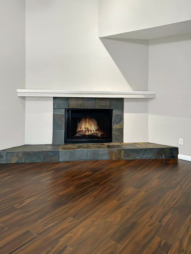 Building Photo - 2-Bed, 2-Bath Townhome with Flexible Floor...