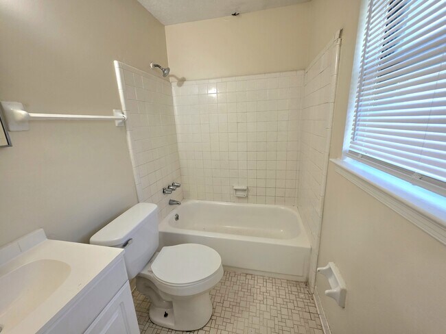 Building Photo - 408 Briarbrook Dr