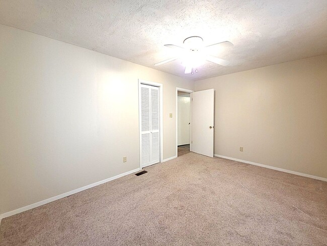 Building Photo - Welcome to this charming 3 bedroom, 2 bath...