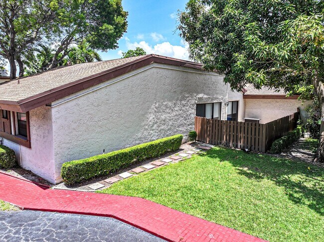 Building Photo - 605 Leslie Dr