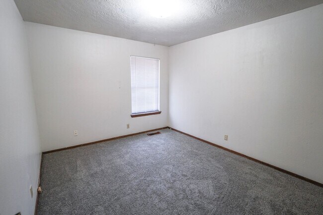 Building Photo - 6004-6006 Bonnie Dr