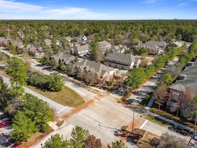 Building Photo - Exceptionally well-maintained Sterling Ridge Townhome boasts an array of desirable features!