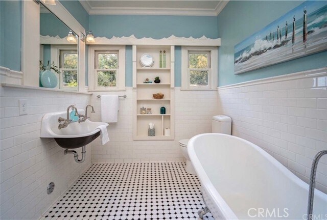 Building Photo - 2421 Heliotrope Dr