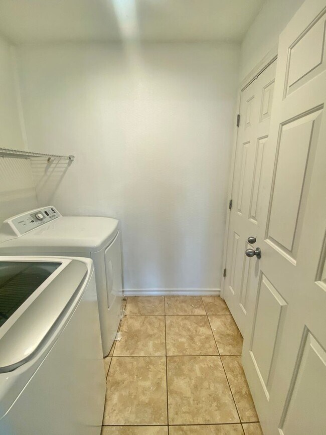 Building Photo - Now available - 4 bed 2 bath 1 car garage now available in Tech Terrace