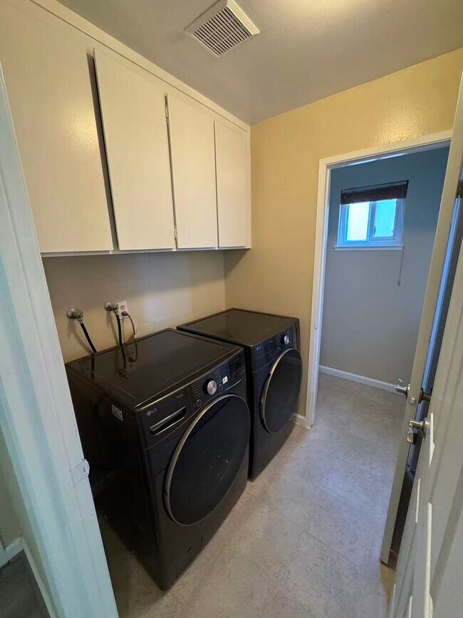 Building Photo - Updated 4BD/2.5BA Concord Home Near Parks, Tennis Courts, Community Amenities