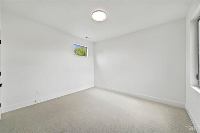 Building Photo - AstoriaTownHome