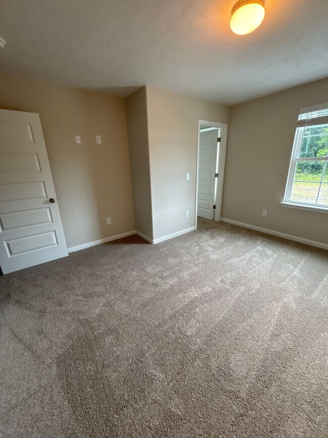 Building Photo - BRAND NEW 4 Bed 3.5 Bath Townhome Near The...