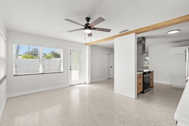 Building Photo - NEWLY RENOVATED Home For Rent in St Pete!