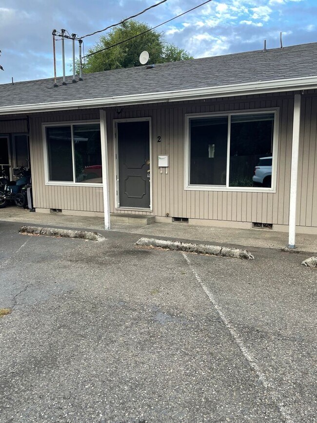 Building Photo - Pet Friendly 2 Bedroom in Lebanon!