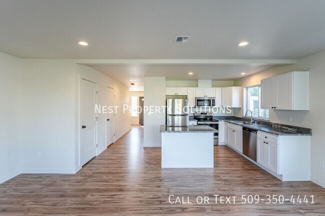 Building Photo - 1070 S Grand Dr