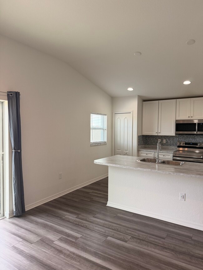 Building Photo - 281 Arbuthnot St