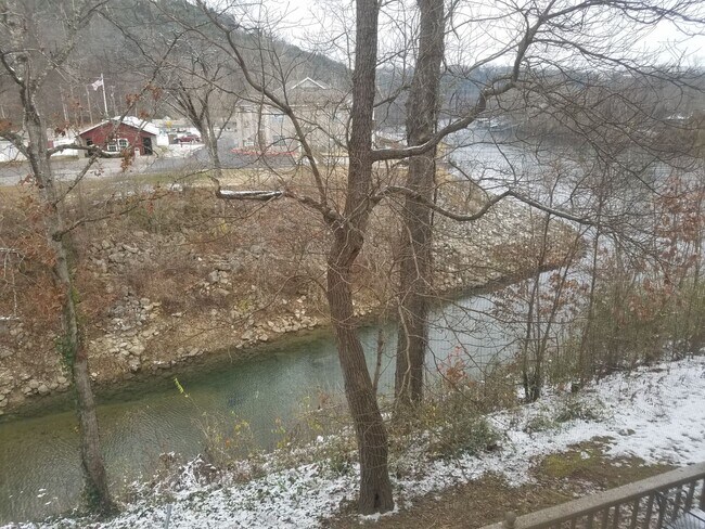 Building Photo - Beautiful Two Bedroom 2 bath Apartment wit...