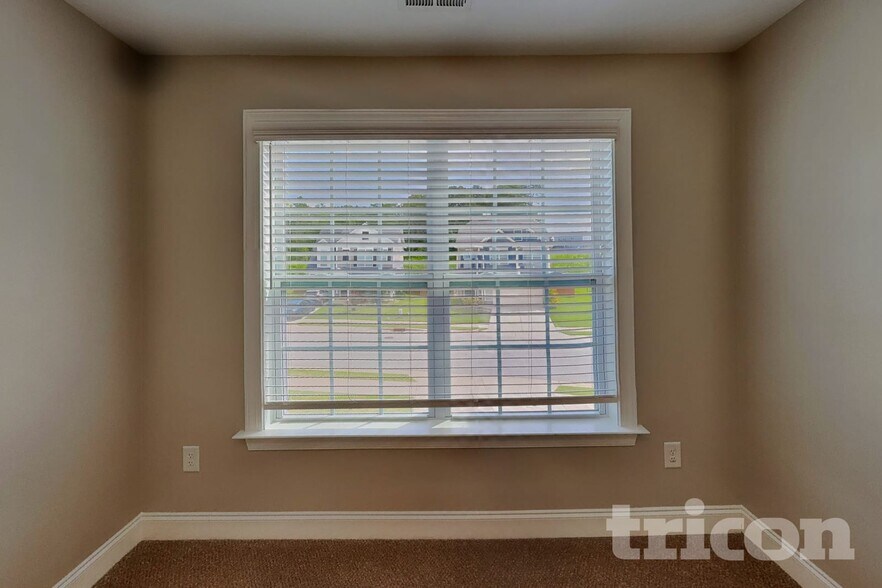 Building Photo - 834 Lakemont Dr