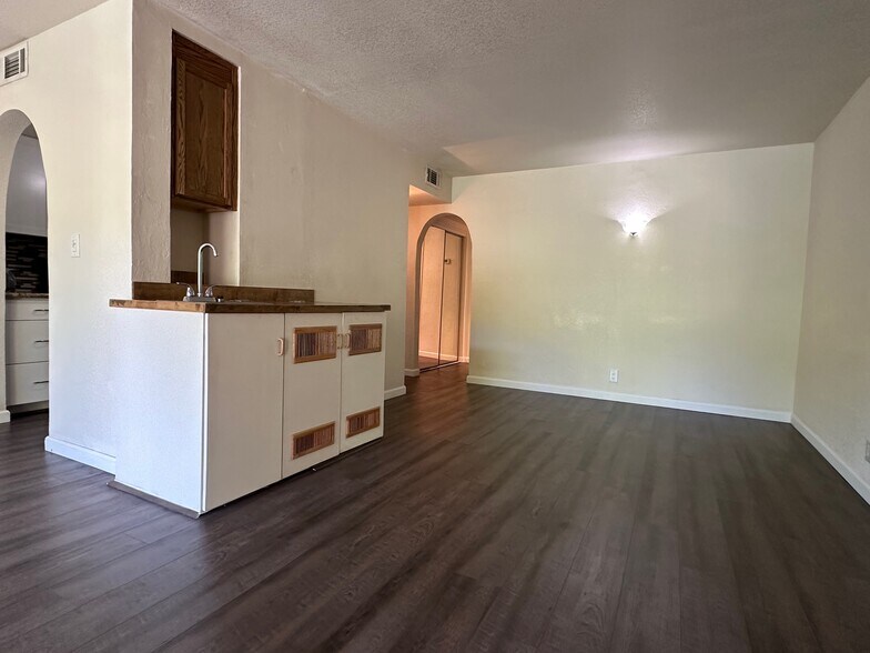 Building Photo - 2422 Larkspur Ln