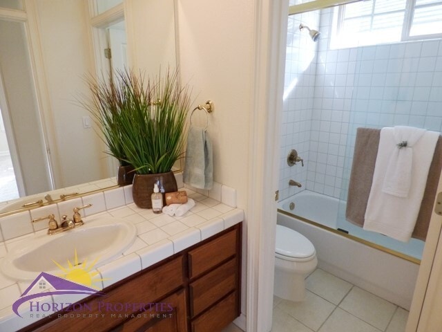 Building Photo - Modern Three-story 5 Bed 3.5 Bath 2,601 sqft Fair Oaks Home