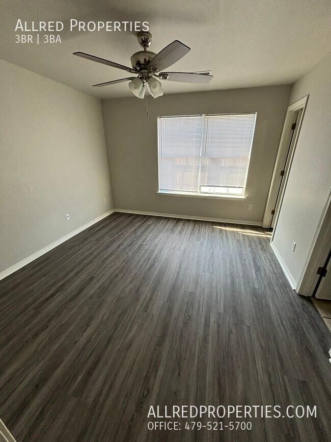 Building Photo - 954 N Daisy Ln