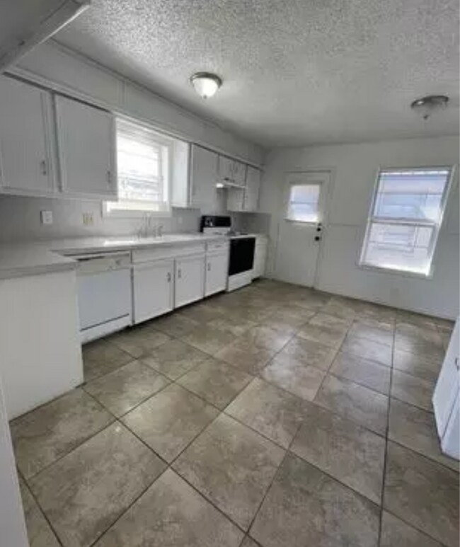 Building Photo - Centrally located 2BR/1BA | Updated | Water Included | $0 Application Fee | September Special