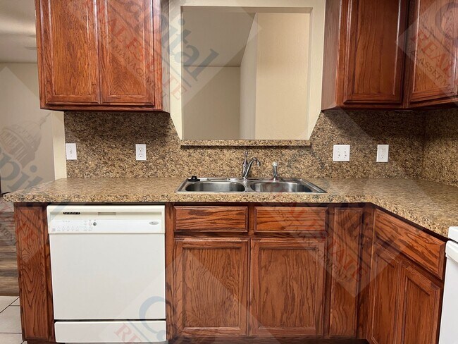 Building Photo - Spacious Duplex in Harrah