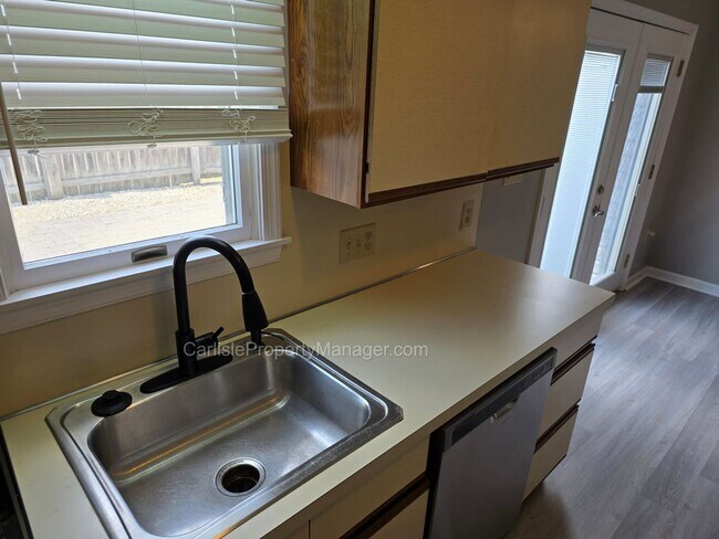 Building Photo - 2-Bedroom Townhouse w Fenced Patio, Off-Street Parking, Dishwasher, and Easy Commute