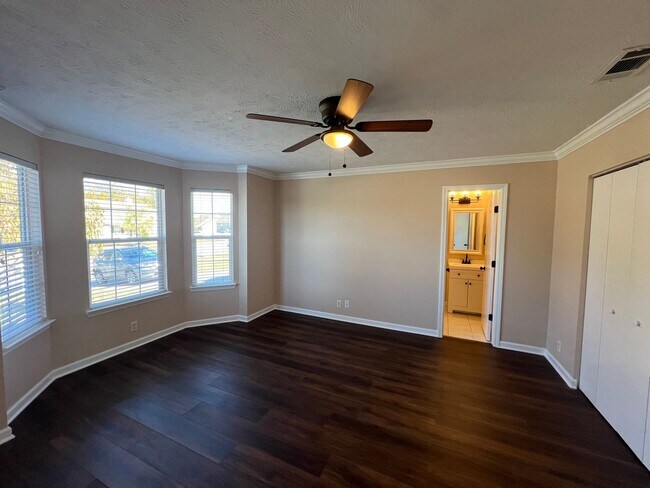 Building Photo - Beautifully updated 3 BR 2 Bath Home in La...