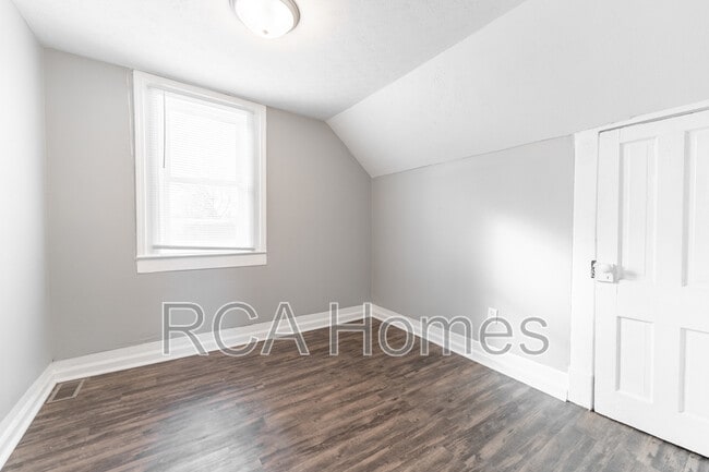 Building Photo - 1011 E Legrande Ave