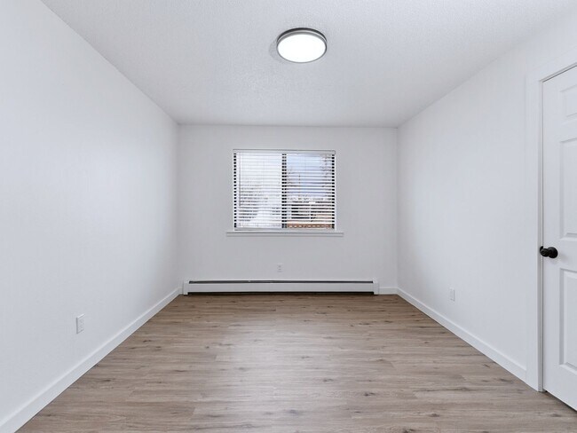 Building Photo - Modern 2 Bed, 1 Bath apartment, close to shopping.