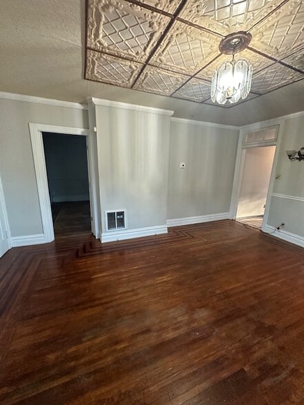 Building Photo - 227 E Walnut St