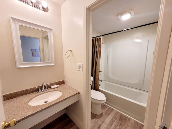 Building Photo - Studio Apartment - Utilities Included!