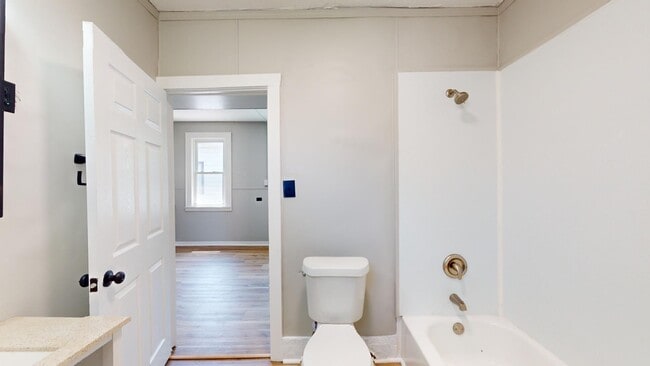 Building Photo - 3 Bed Single Family with Huge Kitchen and ...