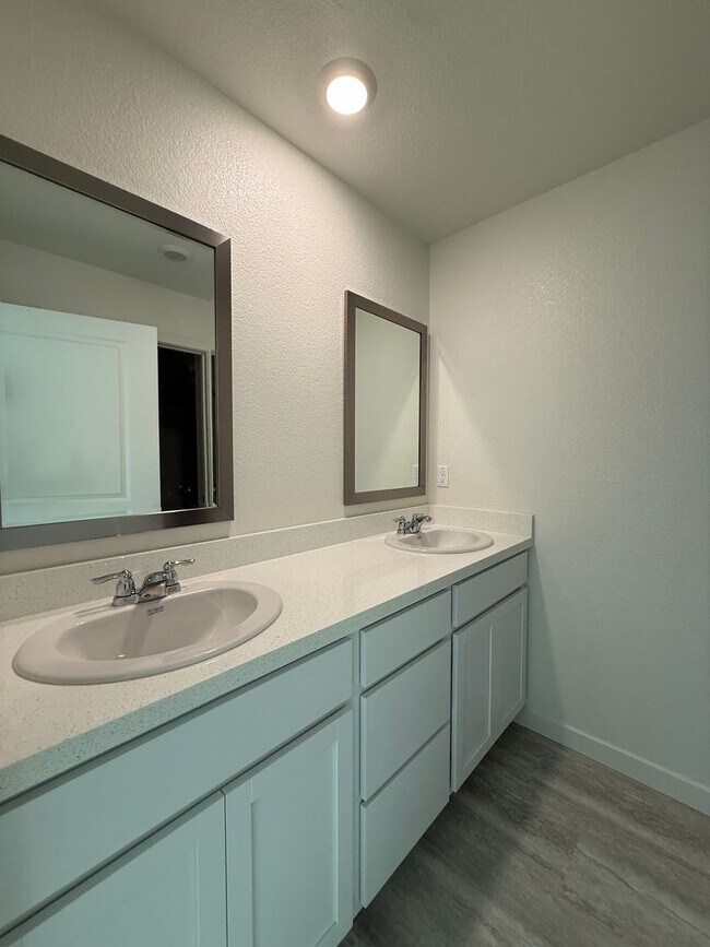 Building Photo - 4 Bed 2.5 Ba 2 Story 2 Car