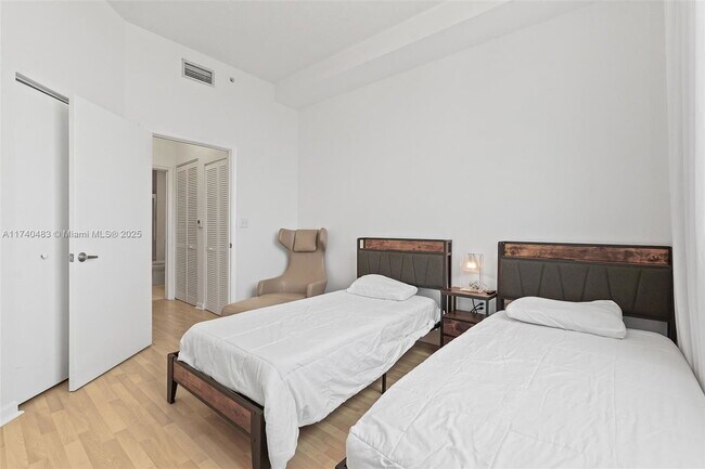 Building Photo - 2775 NE 187th St