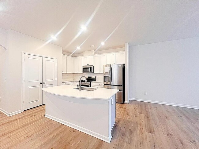 Building Photo - 211 Stellate Pl