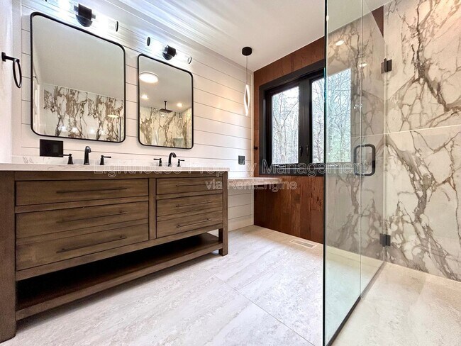 Building Photo - 1505 N Green Creek Rd