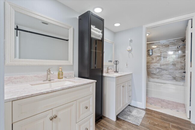 Building Photo - 1 Harbourside Dr