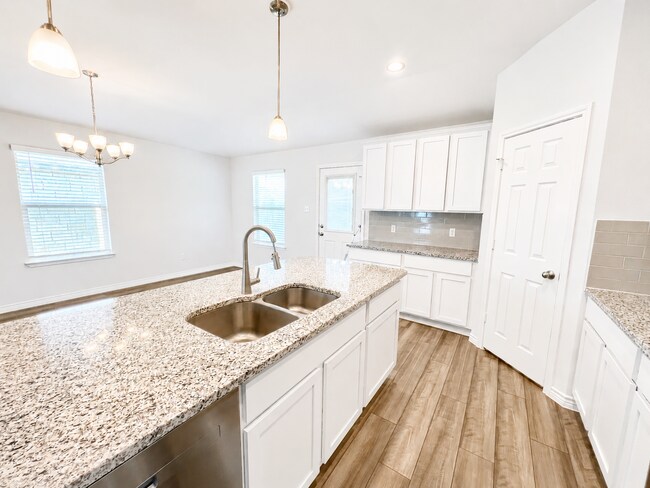 Building Photo - Available for Move-in June 10th!