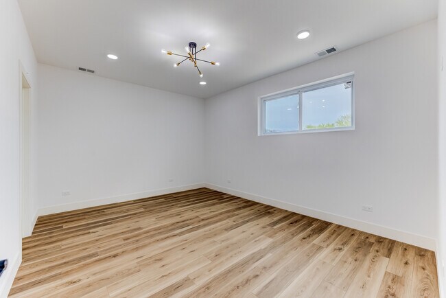 Building Photo - 5921 S Calumet Ave