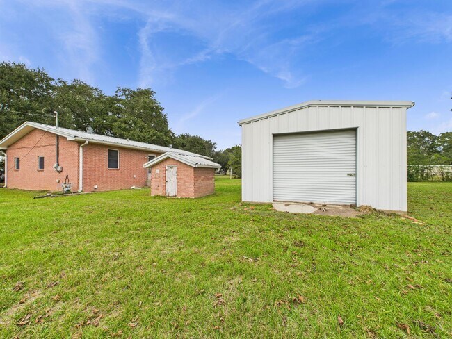 Building Photo - 2 bed 2 bath home Available NOW!